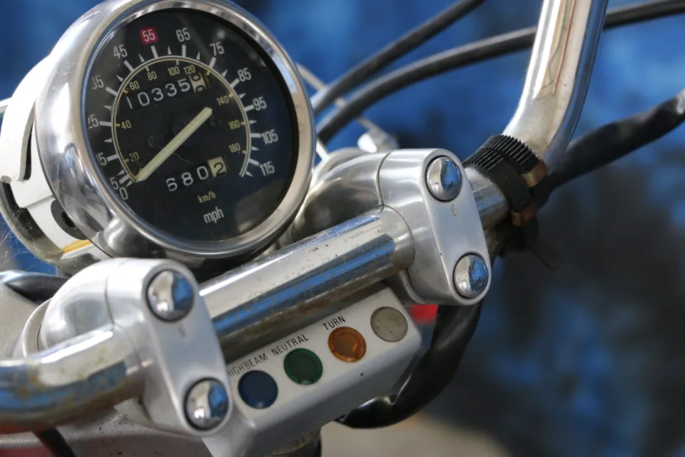 El velocímetro y el odómetro de una motocicleta, de cerca