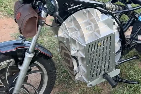 El adaptador Shandoka montado en el chasis de una Yamaha XS400