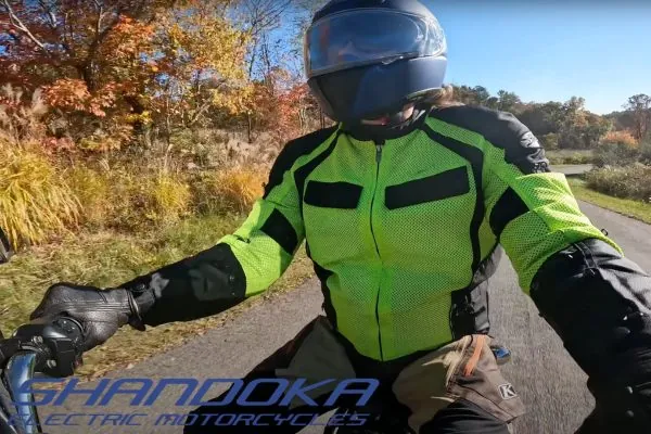 Manejando la moto Shandoka por un camino de montaña cerca de Mars Hill en otoño