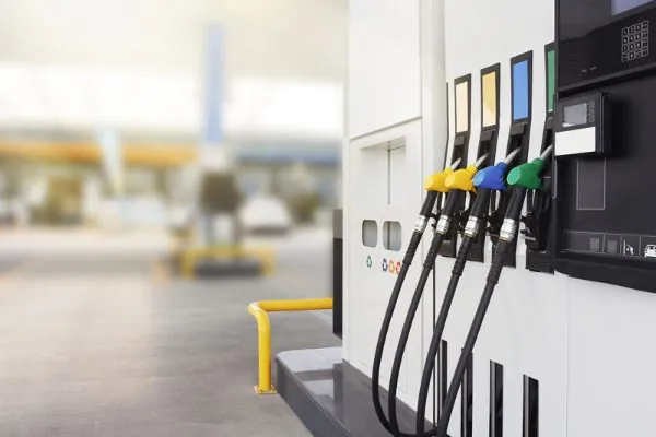 Pistolas de las bombas en una gasolinera