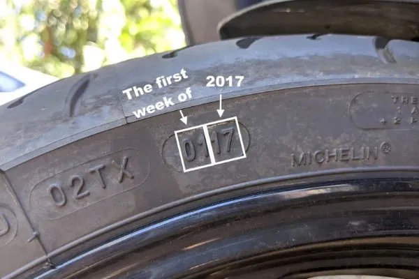 El costado de una llanta Michelin con el código de fecha 0117, la primera semana de 2017
