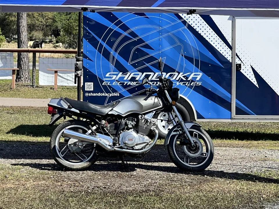 Una Yamaha con la conversión de Shandoka estacionada frente al remolque de Shandoka