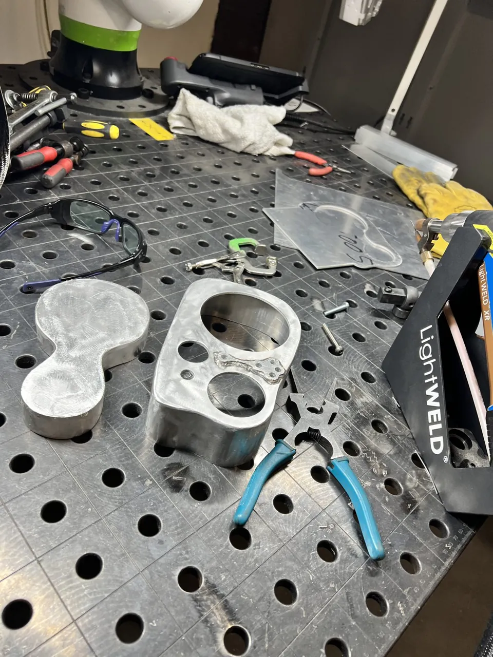 Piezas impresas para la nueva carcasa del velocímetro en el tablero perforado del banco de trabajo