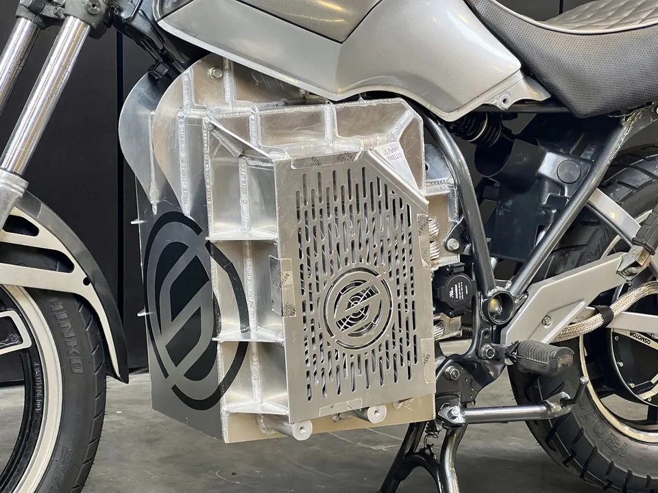 Acercamiento a la caja de baterías de aluminio perforado de la QuickSilver, en el chasis donde estaba el motor de la SECA.