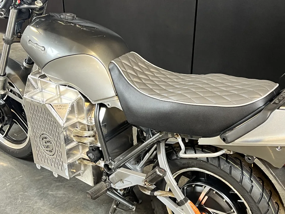 El asiento acolchado cosido a mano y la cola de la QuickSilver, en vista de tres cuartos desde atrás.