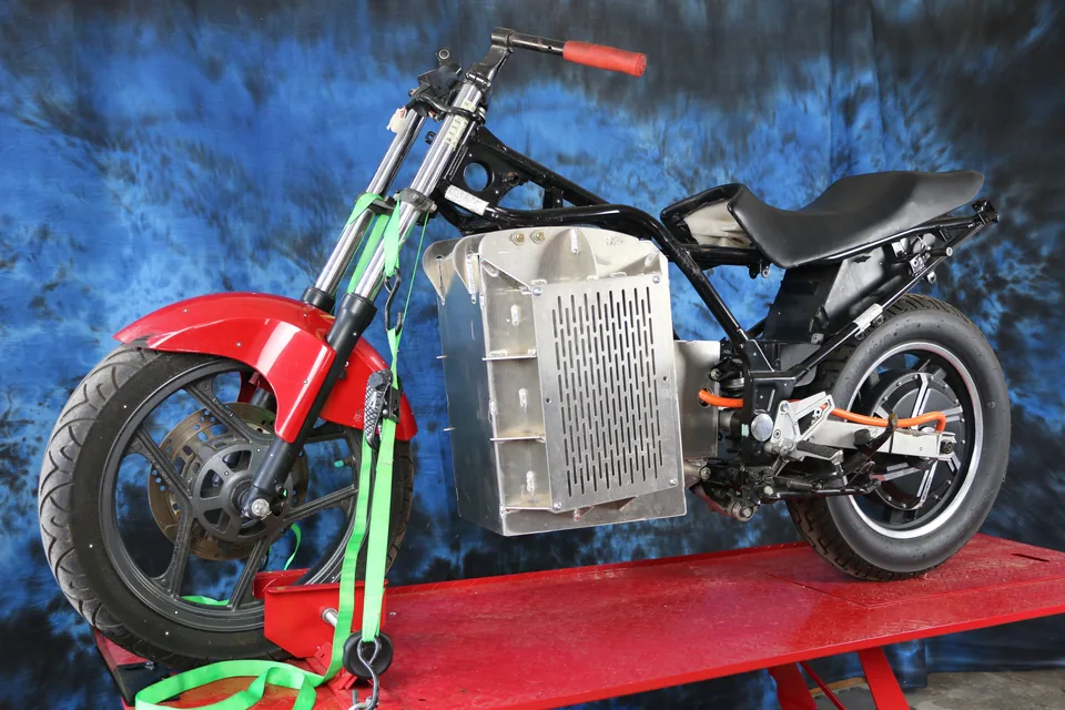 El chasis de la Ninja 250 con el paquete de baterías Shandoka donde estaba el motor original y el motor de buje atrás.
