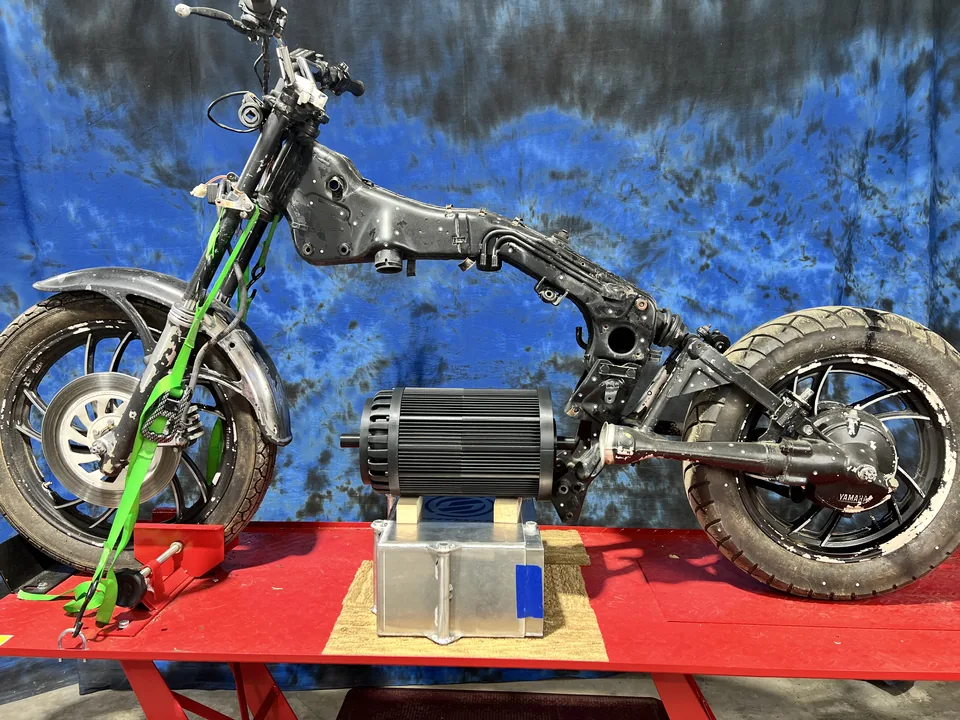 Chasis de Yamaha Virago en un elevador, sin el motor V-Twin, con motor eléctrico y controlador colocados de prueba.