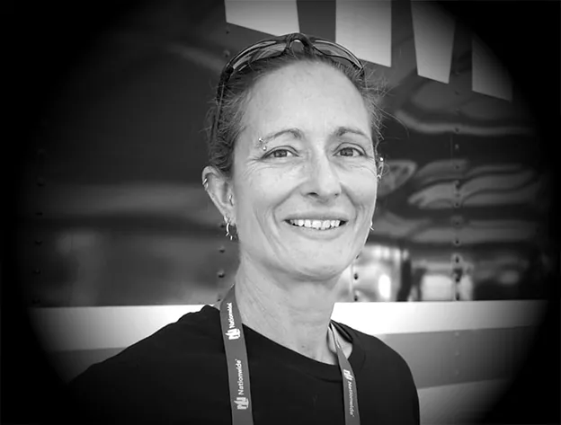 Retrato de Wendy Crockett, sonriendo, en blanco y negro.
