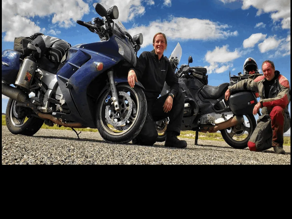 Wendy Crockett e Ian McPhee con una FJR1300 y su equipo de motociclismo.